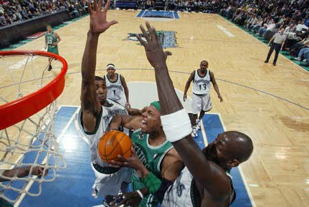 足球周刊：刘若钒曾想回成都却被徐正源拒绝，后获里卡多、穆斯卡特赏识（足球周刊：刘若钒曾欲回蓉遭徐正源否决，后获里卡多与穆斯卡特青睐）