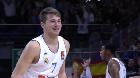 德甲生涯第10次戴帽，凯恩赛后将比赛用球带走收藏（凯恩德甲第10次上演帽子戏法，赛后带走比赛用球留作纪念）