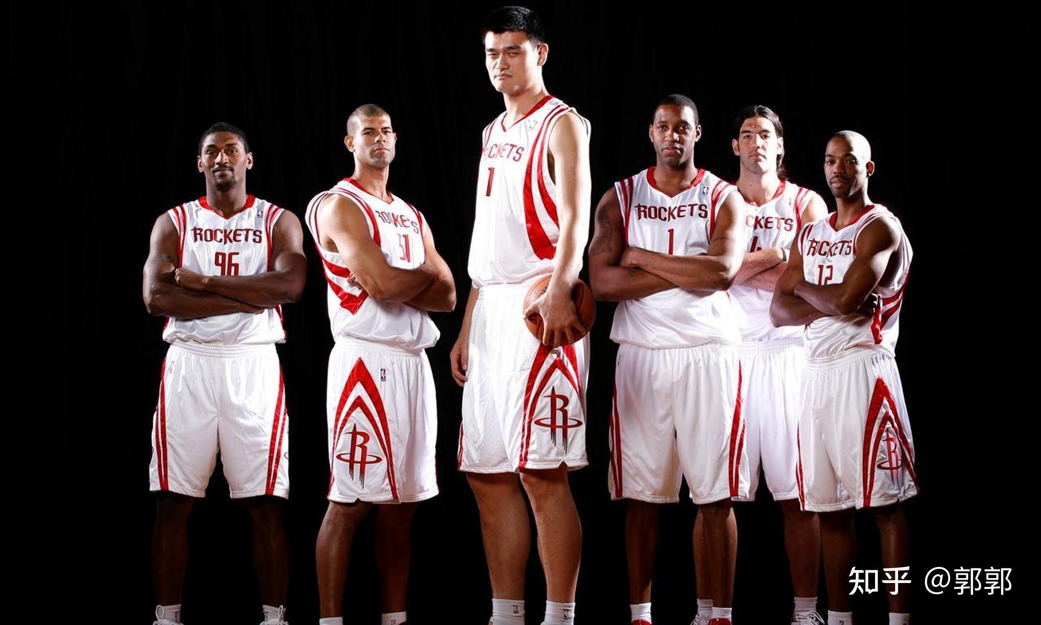 足坛曝出重磅转会，多队加入抢人大战（足坛传出重磅转会，多队掀起抢人风暴）